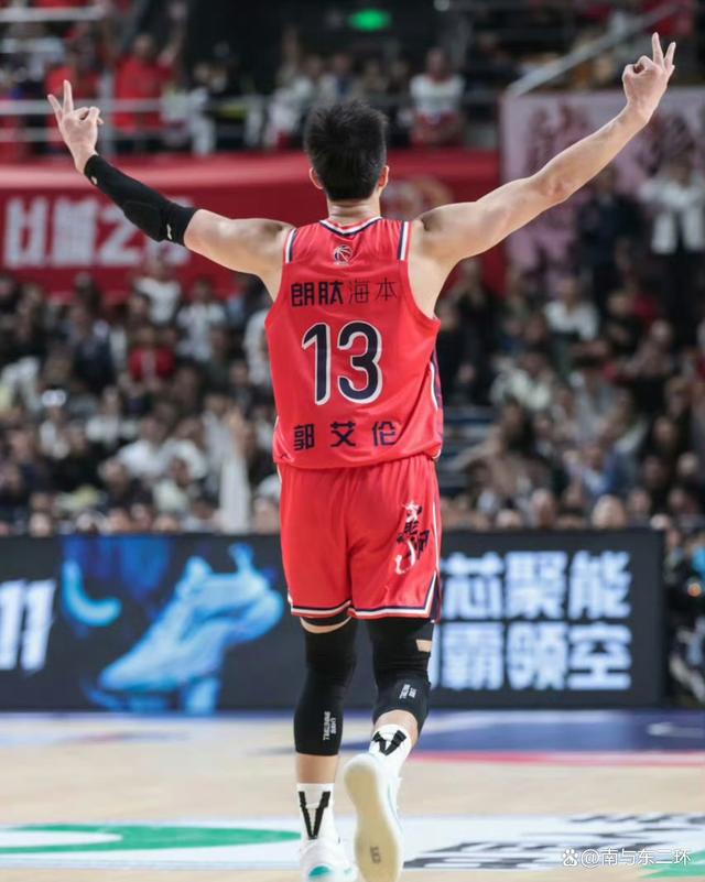 “历史巨星：郭艾伦的篮球之路”