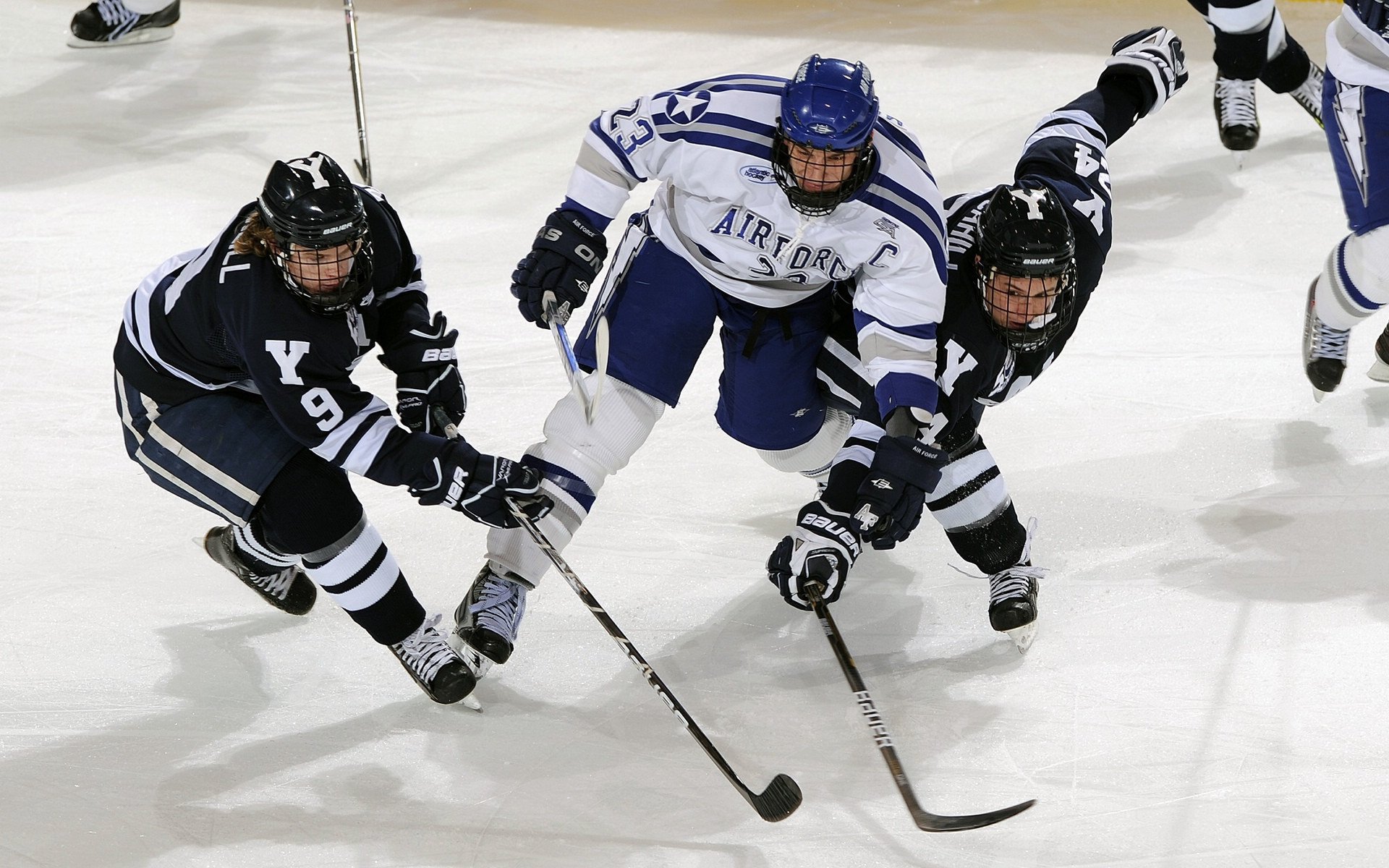 水晶宫主打边路速度形成压制，水晶宫队